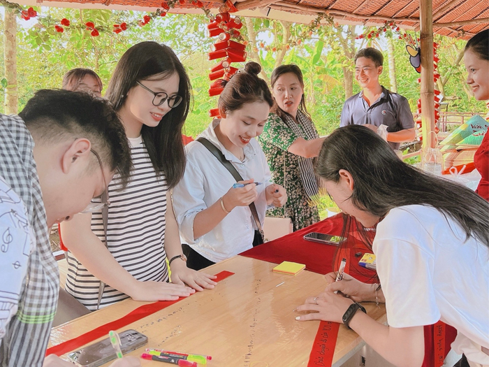 Hoạt động “Treo dây đỏ ước nguyện” và “Lưu lại những cảm nhận" tại Vườn sinh thái Tuấn Tường