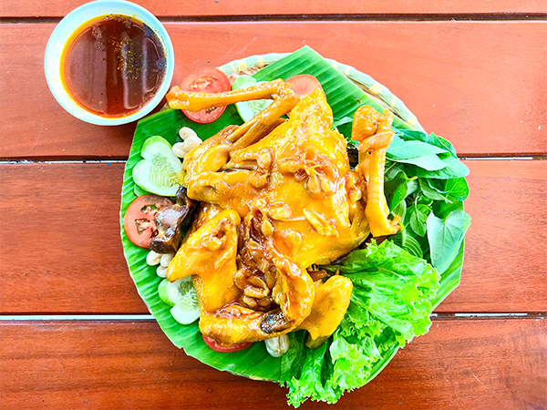 Gà om dâu Hạ Châu, đặc sản vùng đất Phong điền