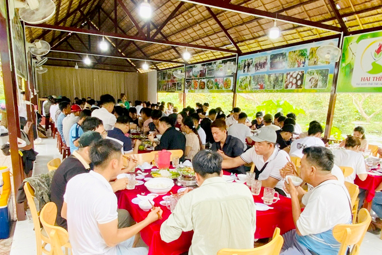 Cơm trưa khách đoàn